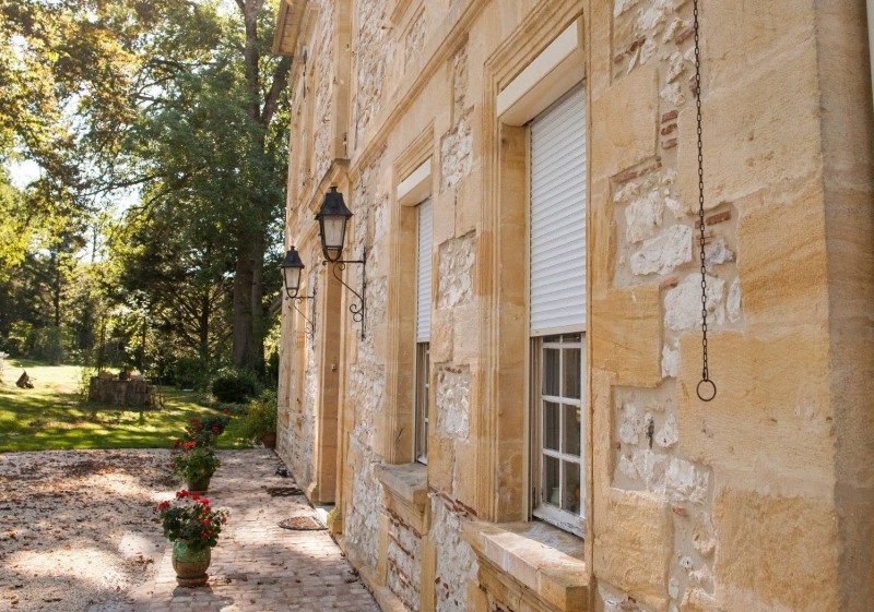 Des volets solaires ivoires installés sur une maison provençale à Venelles 
